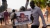 Sejumlah warga pendukung pemimpin kudeta Jenderal Abdourahamane Tchiani turun ke jalan di Niamey, Niger, pada 30 Juli 2023. (Foto: AP/Sam Mednick)