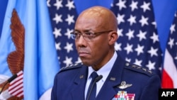 资料照:美军参谋长联席会议主席查尔斯·布朗(Charles Brown Jr.)在布鲁塞尔北约总部出席记者会。(2023年10月11日)