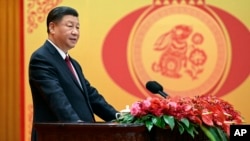 资料照:中国领导人习近平在北京人大会堂迎春晚会上讲话。(2023年1月20日)