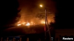 路透社从2024年7月16日发布的社交媒体视频中获得的这张屏幕截图显示,俄罗斯库尔斯克科雷涅沃生产电气设备工厂的火光。(路透社照片)