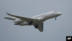 2023年6月19日,在法国巴黎北部勒布尔热举行的巴黎航展上看到的一架类似于委内瑞拉总统马杜罗使用的达索猎鹰喷气式飞机正在进行演示飞行。(美联社照片)