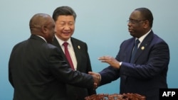 资料照片:2018年9月4日中国国家主席习近平在北京人民大会堂与出席中非合作论坛的非洲国家领导人合照