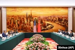 美国气候特使克里(左一)与中国国家副主席在北京举行会谈。(2023年7月19日)