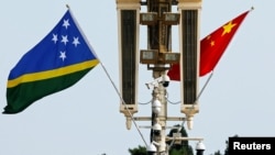 在中国首都北京天安门附近悬挂的所罗门群岛和中国国旗。(资料照片:2023年7月11日)