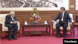 中国国家主席习近平2023年7月20日与到访的美国前白宫国家安全顾问和国务卿亨利·基辛格(Henry Kissinger)会面。(中国官方视频截图)