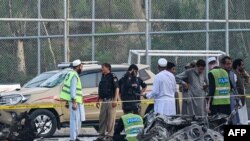 2023年7月18日,安保人员聚集在继承白沙瓦附近的哈亚塔巴德地区爆炸地点。