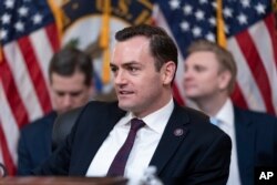 美国国会众议院美国和中国共产党战略竞争特设委员会2023年2月28日召开首场听证会,委员会主席、共和党联邦众议员迈克·加拉格尔(图中)主持。