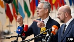 北约秘书长斯托尔滕贝格(左)与欧洲理事会主席米歇尔在布鲁塞尔的欧盟总部对媒体讲话。(2023年6月29日)