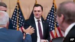 资料照:美国国会众议院美国和中国共产党战略竞争特设委员会2023年2月28日召开首场听证会,委员会主席、共和党联邦众议员迈克·加拉格尔(图中)主持会议。