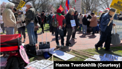 Організатори "антовоєнного" мітингу у Вашингтоні роздавали учасникам однотипні постери із закликами проти війни з Іраном, Китаєм, а також проти підтримки військового протистояння країнам-агресоркам. Вашингтон, округ Колумбія, 18 березня 2023р.