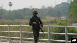 2024年4月12日,泰国军人在泰国达省湄索的泰缅二号友谊大桥下泰国一侧的莫伊河沿岸守卫。(美联社照片)