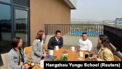 阿里巴巴创办人马云在杭州参观云谷学校。(2023年3月27日)