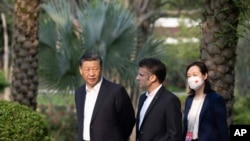 中国领导人习近平去年与到访的法国总统马克龙在广州市的一个花园散步,这次习近平回访法国,马克龙将在他的“第二故乡”比利牛斯山区招待习近平。(资料照:2023年4月7日)