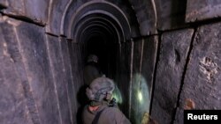 资料照:2023年11月22日,以色列军方公布了设在加沙地区希法医院旁加固地下隧道里面的哈马斯组织指挥所设备齐全的内部状况。(路透社)