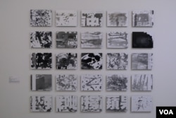 参展的摄影师MC Chan把《苹果日报》最后一期头版分割成25份,在黑房冲晒到银盐相纸上,带给25位朋友用不同的方法显影 (美国之音/郑乐捷)