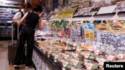 香港一家超市海鲜柜台摆放的日本进口海产品。(2023年7月12日)