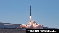 台湾鸿海集团与台湾国立中央大学合作研发的两枚卫星在美国成功发射升空。(2023年11月12日)