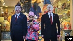 莫斯科街头一家旅游纪念品商店外树立的中俄领导人习近平和普京的纸板画像。(2023年11月15日)