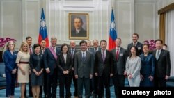 资料照片:台湾总统蔡英文与全球台湾研究中心美台关系工作组在总统府合影。(2023年3月21日,台湾总统府提供)