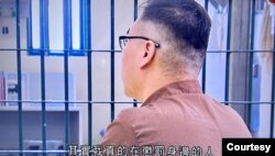 香港国安法首案被告唐英杰被判监禁9年,他12月中在无线电视播出的国安法资讯节目侧身背对镜头接受访问,声称受社会气氛影响,觉得除了暴力解决不了问题 (电视画面截图)