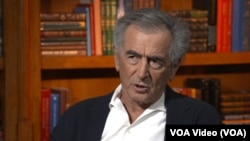 Бернар-Анрі Леві, французький інтелектуал, дає інтерв'ю українській службі «Голосу Америки», 9 грудня 2023 року. Скріншот з відео «Голосу Америки»