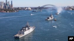 资料照:澳大利亚海军参加2023马拉巴尔军演的舰只驶过悉尼港。 (2023年8月11日)
