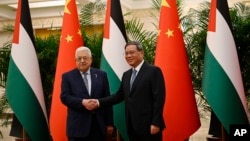 资料照片:中国总理李强2023年6月15日会晤来访的巴勒斯坦总统阿巴斯。