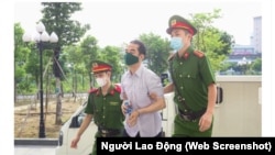 Giữa khẩu hiệu và hành động, giữa các quy định về chính sách của ĐCSVN và những thực tế khi người dân và doanh nghiệp phải “đến cửa quan” cách xa nhau một trời một vực.