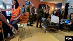 志愿者们在帮助疏散者 (美国之音/唐丹鸿)