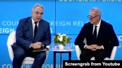 美国副国务卿库尔特·坎贝尔(左)2024年6月24日在智库外交关系协会的一场活动上发言。