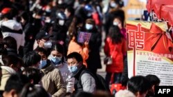 中国安徽省阜阳举办的一个招聘会吸引了大批青年人。(2023年1月29日)