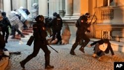 塞尔维亚警察在贝尔格莱德与抗议者爆发冲突。(2023年12月24日)