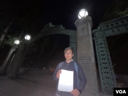 在加州大学伯克利分校读博士的的香港民主委员会成员周永康接受了美国之音记者的采访(美国之音/周星辰)