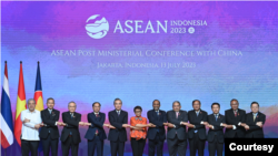印度尼西亚外长蕾特诺·马尔苏迪(女)与王毅(左5)和其他东盟国家外长2023年在雅加达会晤。