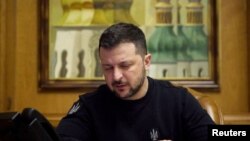 乌克兰总统泽连斯基在基辅同德国总理朔尔茨通话。(2024年4月13日)