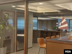 香港美国商会调查发现,在港美国商家希望少谈国安问题,改善美国和香港的关系 (美国之音/林淦峰)