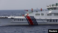 资料照:在南中国海航行的中国海警船。(2023年10月4日)