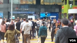 香港经济核心中环区虽然仍是人山人海,但营商前景却因国安法问题笼罩一层迷雾 (美国之音/林淦峰)