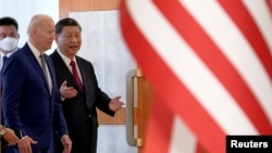 资料照:美国总统拜登与中国国家主席习近平在印度尼西亚巴厘岛20国集团峰会期间举行面对面会谈。(2022年11月14日)