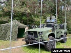 部署在北约峰会会场外面的军车和军人。(2023年7月11日)