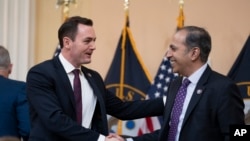 资料照片:众议院美国与中国共产党战略竞争特设委员会主席、共和党众议员加拉格尔与该委员资深成员、民主党众议员克里希纳莫提在举行听证会前握手。(2023年2月28日)