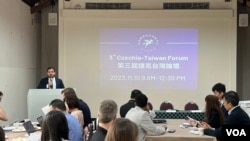 欧洲价值安全政策中心驻台办事处主任叶皓勤在捷克台湾论坛致词。(美国之音记者林乃绢拍摄)
