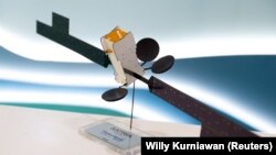 资料照片:2023年6月由SpaceX的猎鹰9号火箭发射进入轨道的印度尼西亚共和国卫星 (SATRIA-1) 的模型。