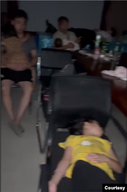 被扣查的逾60多名教徒包括不少妇孺。(视频截图,李建峰提供)