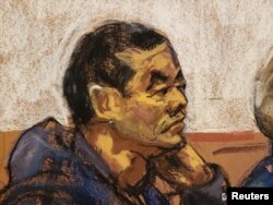 纽约华人居民陈金平(音)在纽约布鲁克林的联邦法庭上听讯的法庭画像。(2023年4月17日)