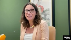 美国在台协会理事主席劳拉·罗森伯格与媒体交谈。(2023年7月6日,美国之音锺辰芳拍摄)