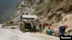 资料照:印度军队在阿鲁纳恰尔邦雇用门巴族妇女在通往中国边境的印度提斯普尔-达旺高速公路做工。(2012年5月28日)