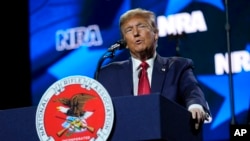 共和党总统候选人、前总统唐纳德·特朗普于2024年2月9日在宾夕法尼亚州哈里斯堡举行的全国步枪协会总统论坛上发表讲话。