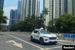 中国广东省深圳市街道上奔驰的萝卜快跑公司的无人驾驶出租车。(2022年7月29日)