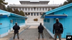 韩国军人在韩朝之间的板门店非军事区韩国一侧站岗。（资料照，2023年3月3日）